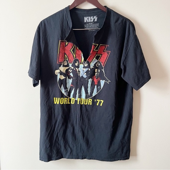 KISS World Tour ‘77 Concert Tee Short Sleeves Split V-neck Size Large - Picture 1 of 5